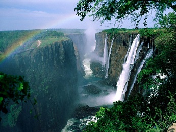 Attraction touristique, les chutes victoria sont  cheval entre le Zimbabwe et la Zambie
