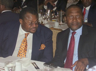 Les Nigrians Mike Adenuga ( gauche) et Aliko Dangote ( droite) font partie des dix Africains les plus riches en 2012