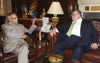 Agustin Carstens et le ministre des finances indien Pranab Mukherjee le 10 juin 2011  New Delhi