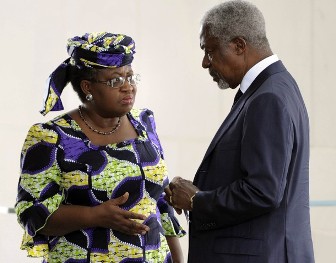 Ngozi Okonjo Iweala, ministre des finances du Nigeria, ici avec Kofi Anan