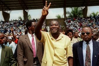 Laurent Gbagbo en 1994 lors d'un meeting du FPI  Abidjan