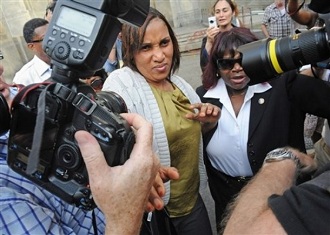 Nafissatou Diallo photographie  sa sortie du bureau du procureur le mercredi 27 juillet 2011