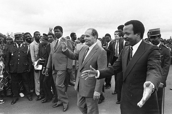 Paul Biya accueille Franois Mitterrand le 20 juin 1983