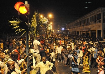 Des habitants d'Abidjan prs de la lagune Ebri le 1er janvier 2012