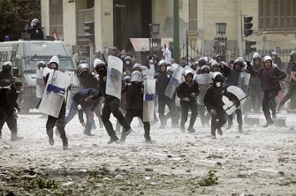 La police anti-émeute charge vers des manifestants le 3 février près du ministère de l'intérieur pour protester contre la mort de 73 personnes lors du match Al Alhy Al Masry