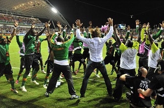 Hervé Renard fête la victoire à la CAN avec ses joueurs dimanche à Lilbreville