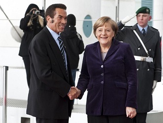 Le prsident botswanais Seretse Khama Ian Khama avec Angela Merkel le 7 fvrier 2012  Berlin