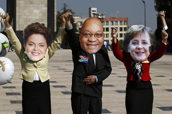 Des activistes portant des masques reprsentant Dilma Rousseff, Jacob Zuma, Angela Merkel