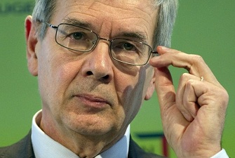 Philippe Varin, PDG de Peugeot annonce la suppression de 8000 emplois et la fermeture d'une usine  Aulnay le 12 juillet