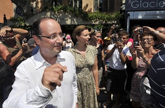 Franois Hollande et Valerie Trierweiler avec les touristes et habitants de Bormes-les-mimosas le 3 aot 2012