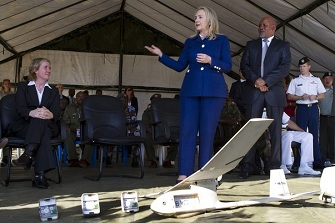Hillary Clinton avec le ministre de la dfense ougandais Jeje Odongo devant un drone miniature amricain utilis par l'arme ougandaise pour combattre les militants terroristes Al Shebab en Somalie