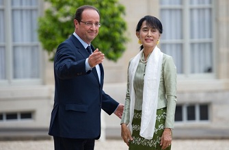 François Hollande avec Aung San Suu Kyi le 26 juin 2012 à l'Elysée