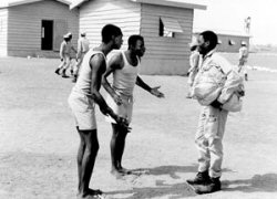 Des images de "tirailleurs" au Camp de Thiaroye extraites du film "Camp de Thiaroye" (1988) de Sembne Ousmane