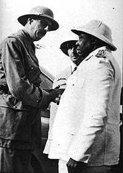 Le gnral de Gaulle accueilli par Flix Ebou, gouverneur gnral de l'Afrique Equatoriale Franaise (AEF) sur l'arodrome de Brazzaville, septembre 1940. ditions ELF, 1946.