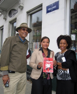 Olivier Mushiete, Valrie Kanza, Francesca Bomboko (de gauche  droite avec l'ouvrage "La guerre sans armes" de Guy de Bosschre et Jean Van Lierde) 