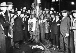 Dans le Sud, les lois Jim Crow s'accompagnaient des nombreuses exactions commises par les suprmatistes blancs. Ici, un lynchage organis par le KKK en 1920 dans le Minnesota