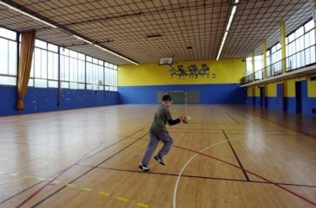 Un enfant joue au ballon dans le gymnase municipal de Vigneux-sur-Seine, le 19 juin 2008