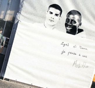 Une banderole  leffigie de Traor et Zyed morts  Clichy-sous-Bois le  27 Octobre 2005.