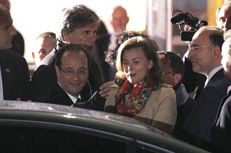 Franois Hollande et sa compagne Valerie Trierweiler aprs le dbat du 2 mai face  Nicolas Sarkozy