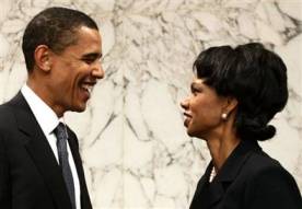 Barack Obama discutant avec Condoleeza Rice