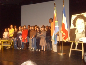 Les élèves du collège Dulcie September chantent l'hymne sud-africain