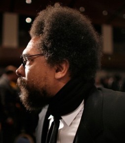 Cornell West, professeur de religion � Princeton, assistait � la conf�rence du pasteur. Il a critiqu� Obama il y a plusieurs semaines trouvant qu'il prenait trop de distances avec les intellectuels afro-am�ricains