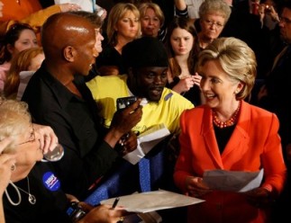 Hillary Clinton décidée à ne pas abandonner