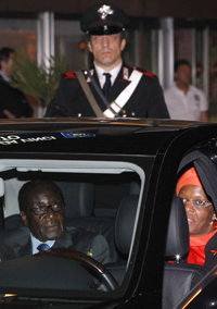 Le prsident Zimbabwen Robert Mugabe et sa femme,  l'aroport de Fiumicino  Rome, le 1er juin 2008.