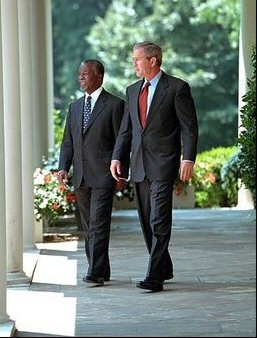 Malgr la prsence  ses cts de deux importants ministres Condoleeza Rice et Colin Powell, George Bush ne convainc toujours pas la grande majorit des noirs aux Etats-Unis de voter pour son administration