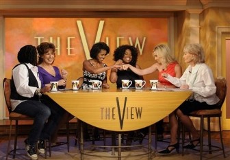 Un pied de nez à ''FoxNews'' : Michelle Obama répète le salut ''terroriste'' avec les présentatrices de ''The View''
