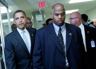 Barack Obama au capitole accompagné d'un garde du corps