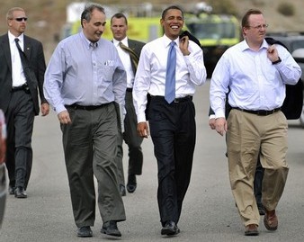 Barack Obama entour de David Axelrod ( gauche) et Robert Gibbs ( droite)