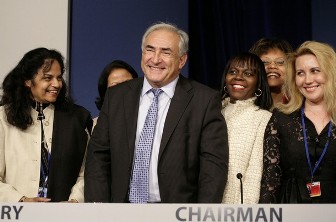 Dominique Strauss Kahn pose avec des membres du secrtariat joint FMI/banque mondiale le13 octobre