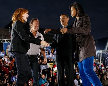 Michelle et Barack Obama en compagnie de Bruce Springsteen lors d'un meeting  Cleveland dans l'Ohio le 2 novembre