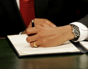 Barack Obama signe son premier document en tant que prsident des Etats-Unis aprs la crmonie d'investiture