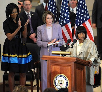 Michelle Obama et Nancy Pelosi écoutent Cicely Tyson