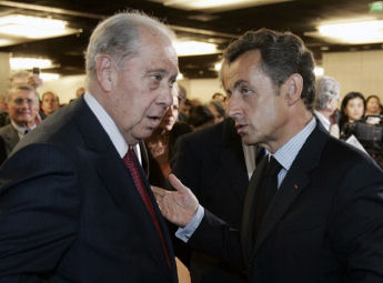 Charles Pasqua ici avec Nicolas Sarkozy le 30 juin 2009 réclame au président français la levée du secret défense