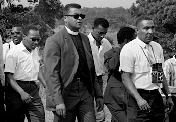 Ernest Withers a droite lors de la marche contre la peur en 1966. On reconnait notamment Martin Luther King  gauche et Stokely Carmichael