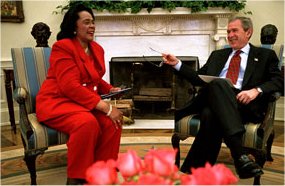 Coretta Scott King ici avec George Bush