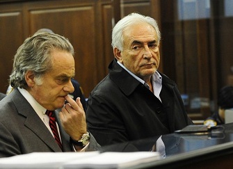 Dominique Strauss Kahn et son avocat Benjamin Brafman lors d'une comparution