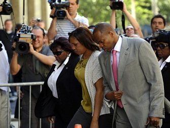 Nafissatou Diallo et son avocat Kenneth Thompson arrivent au bureau du procureur le mercredi 27 juillet 2011