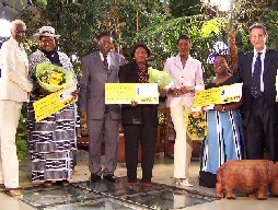 Les membres du jury et les laurates du trophe Initiative Africa 2004