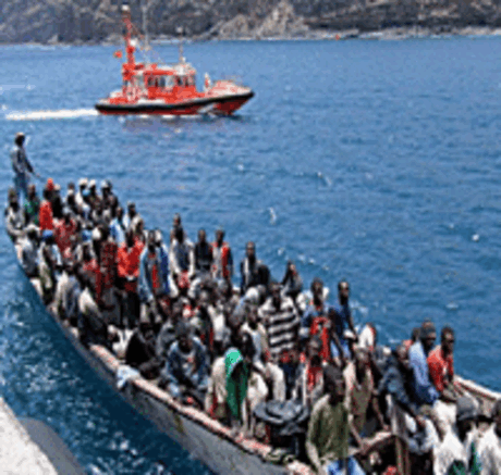 Embarcation de migrants clandestins accostée par la police espagnole