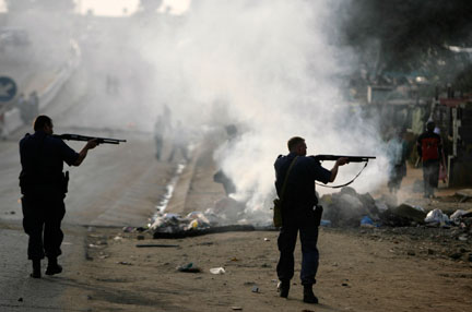 Des policiers visent une cible durant les affrontements, le 18 mai � Johannesburg (Reuters)