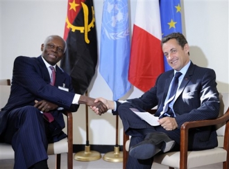 Eduardo Dos Santos et son homologue franais Nicolas Sarkozy lors d'une runion bilatrale au sige des Nations Unis en septembre 2007 (AP)