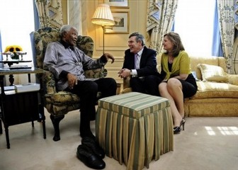 Nelson Mandela avec le premier ministre britannique Gordon Brown et son pouse Sarah