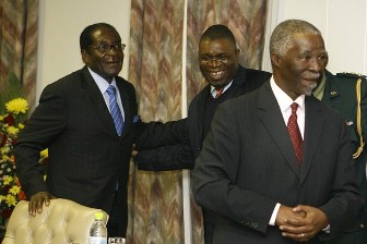 Mugabe,Thabo Mbeki et un membre de la dlgation dissidente du MDC le 5 juillet  Harare