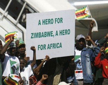 Des partisans de Mugabe l'accueillent  son retour du sommet de l'UA le 4 juillet