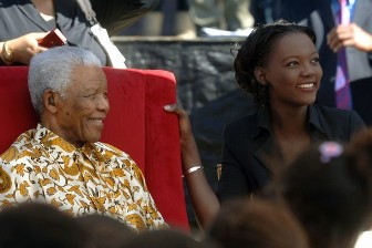 Rama Yade en compagnie de Nelson Mandela le 9 juillet dernier