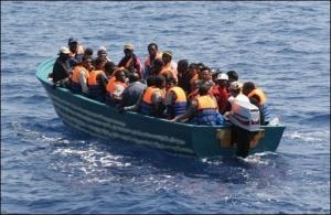 Une trentaine d'immigrs clandestins prsums sur une embarcation au large de l'le de Lampedusa (Italie), le 26 juin 2008  AFP/Archives 